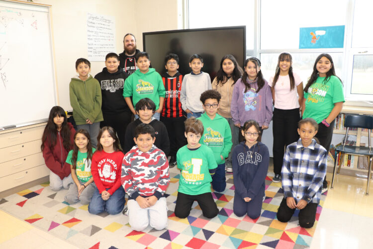 Mr. Savoie's class won the district reading challenge!     La clase del Sr. Savoie gana el desafío de lectura del distrito